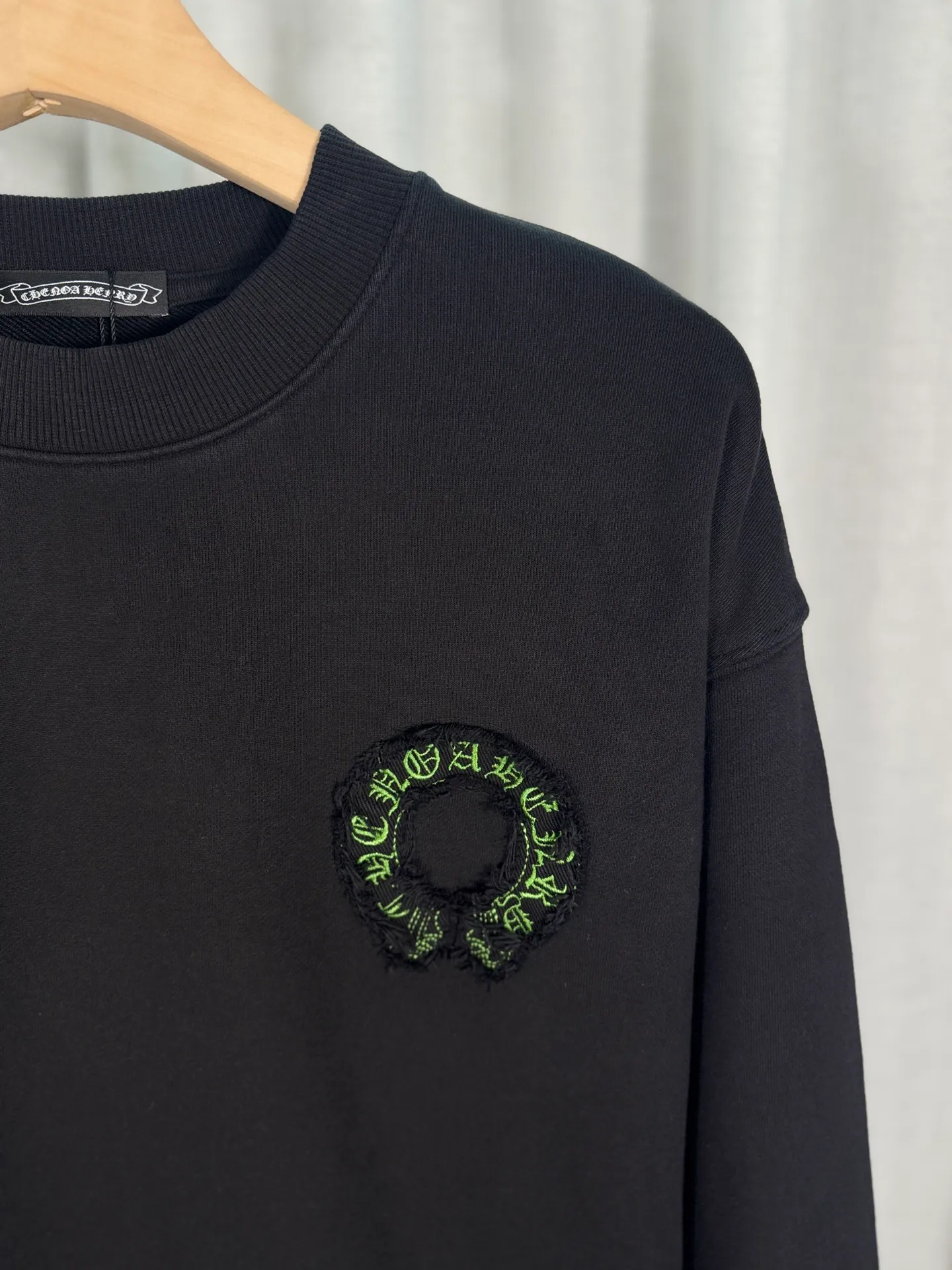 P260 top version, real shot without P, ​​different from market currency) 𝗖𝗵𝗿𝗼𝗺𝗲 𝗛𝗲𝗮𝗿𝘁𝘀/Cro Heart 2025 washed patch embroidery autumn and winter new original single counter American laser burnt 3D three-dimensional color embroidered couple casual sweatshirt 👑The highest version! Customized fabric 430g tripe terry fabric! American acid-washed and distressed original fabric laser burnt ✟appliqué embroidery and exquisite embroidery of letters! The best-selling model in the counter, very comfortable to wear. Accessories: original molded and authenticated collar label➕100% silk wash label. Genuine purchase-grade original hangtag➕matching hanging rope➕3D hanging beads➕original packaging bag. Craftsmanship: The original version has consistent wiring! The highest version of the armhole matching technique! Color: Pink Black Size: S M L XL Style No.: 9333